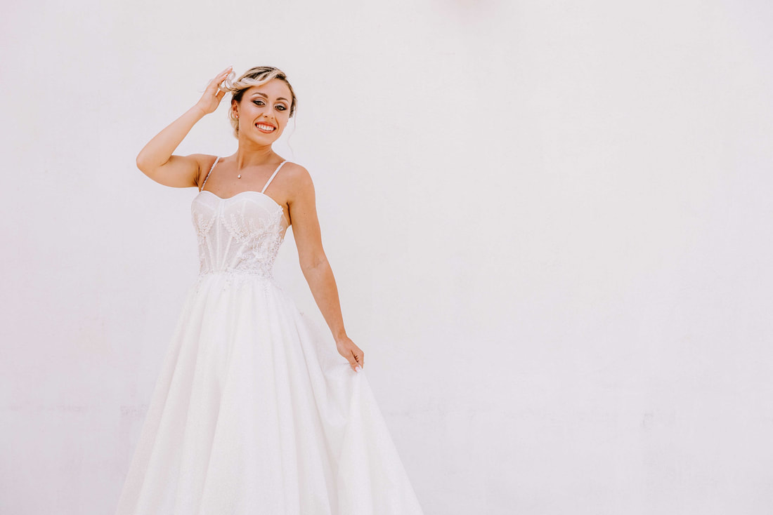 Sposa radiosa indossa un elegante abito da sposa  matteo picarella fotografo
