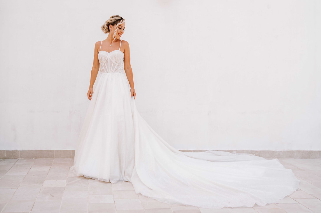 Stile e grazia: la sposa brilla nel suo abito da sposa matteo picarella fotografo