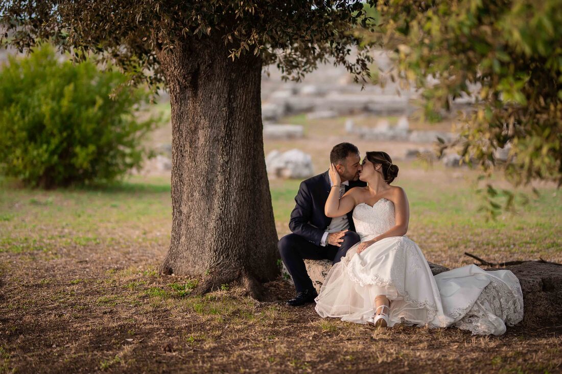 Matteo Picarella fotografo matrimonio Paestum Salerno posa sposi foto in esterno