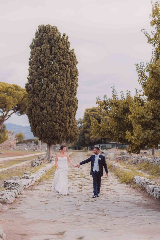 Matteo Picarella fotografo matrimonio Paestum Salerno passeggiata sposi