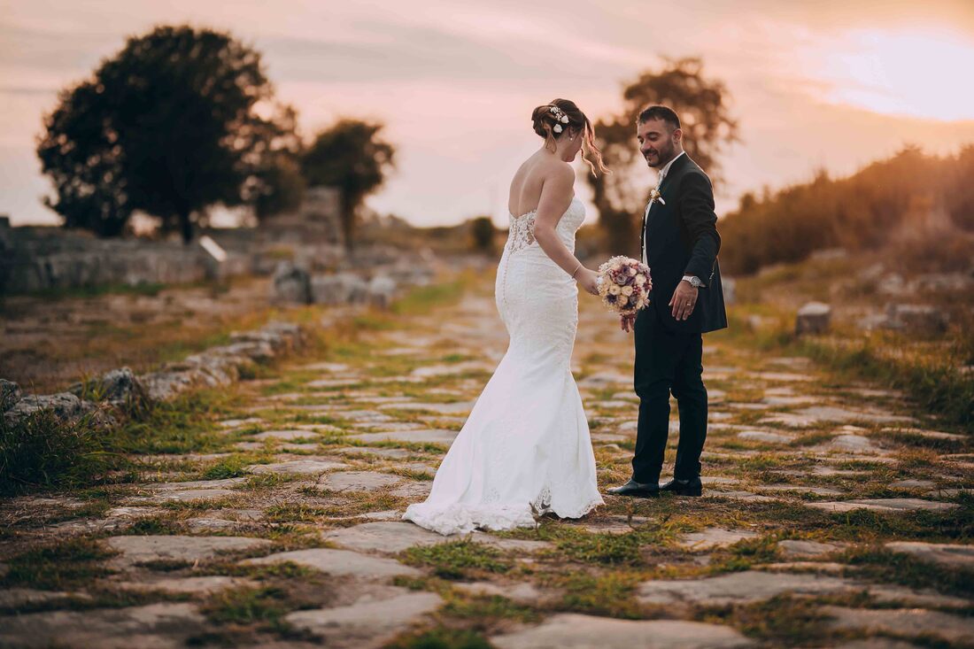 Matteo Picarella fotografo matrimonio Paestum Salerno passeggiata sposi al tramonto