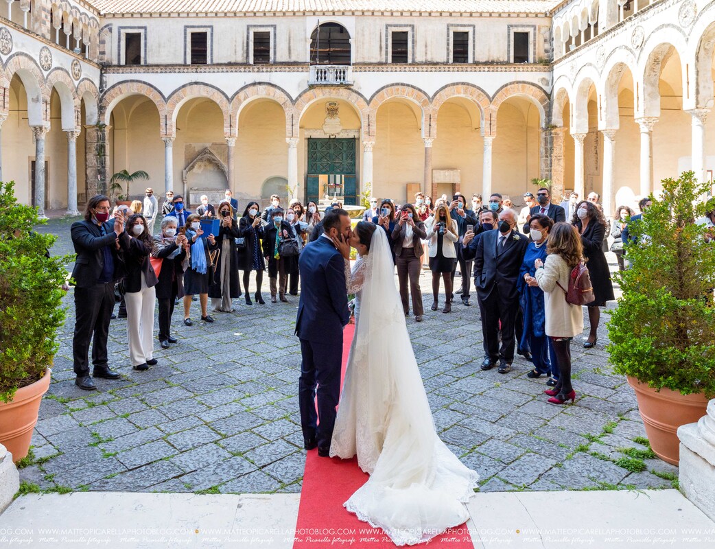 Matteo Picarella-Fotografo di matrimonio Salerno Duomo di Salerno uscita sposi e bacio