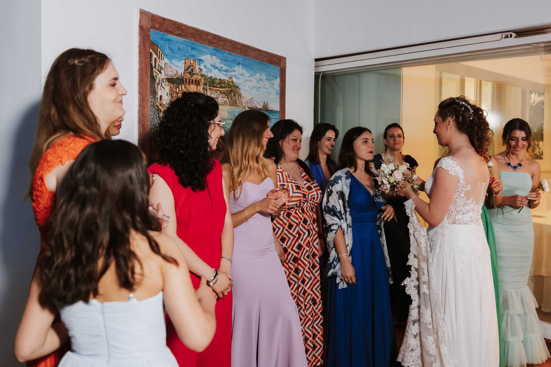 fotografo di matrimonio a Salerno - lancio bouquet sposa