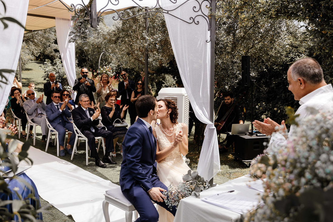 italian wedding destinations bacio sposi
