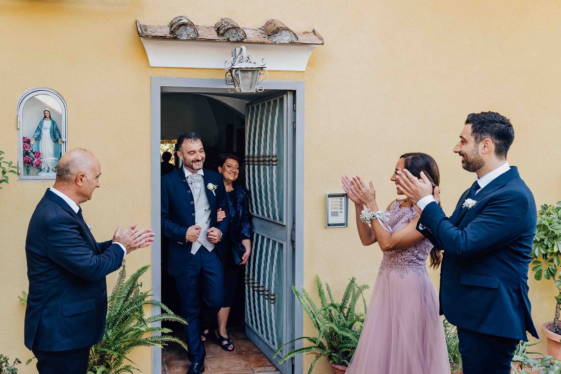 Matteo Picarella fotografo matrimonio Paestum Salerno uscita da casa sposo