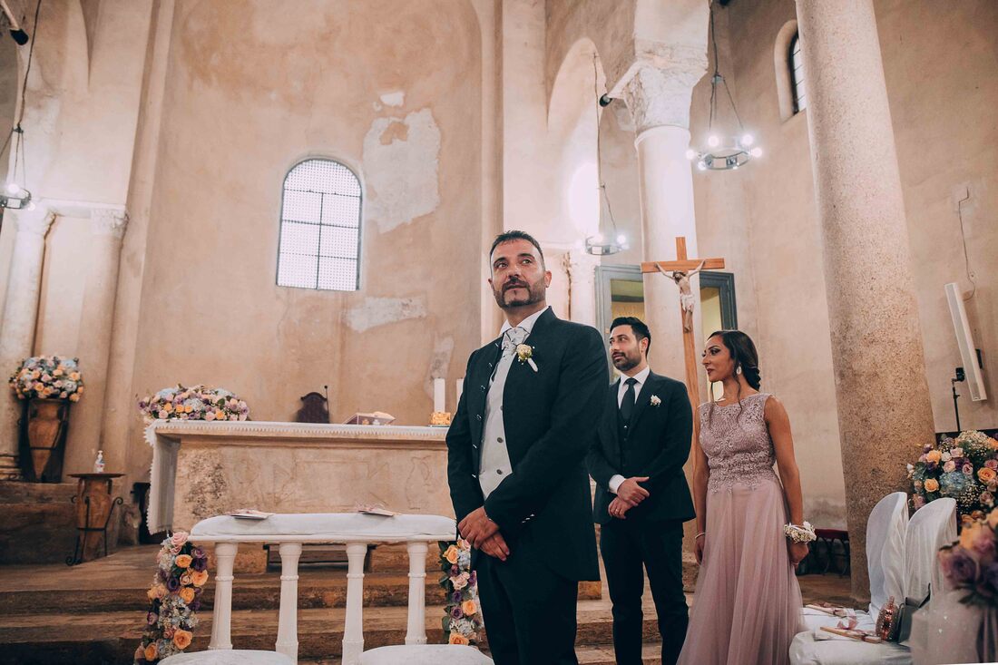Matteo Picarella fotografo matrimonio Paestum Salerno altare sposo