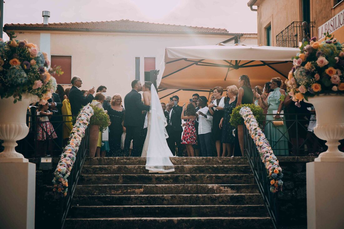 Matteo Picarella fotografo matrimonio Paestum Salerno bacio sposi