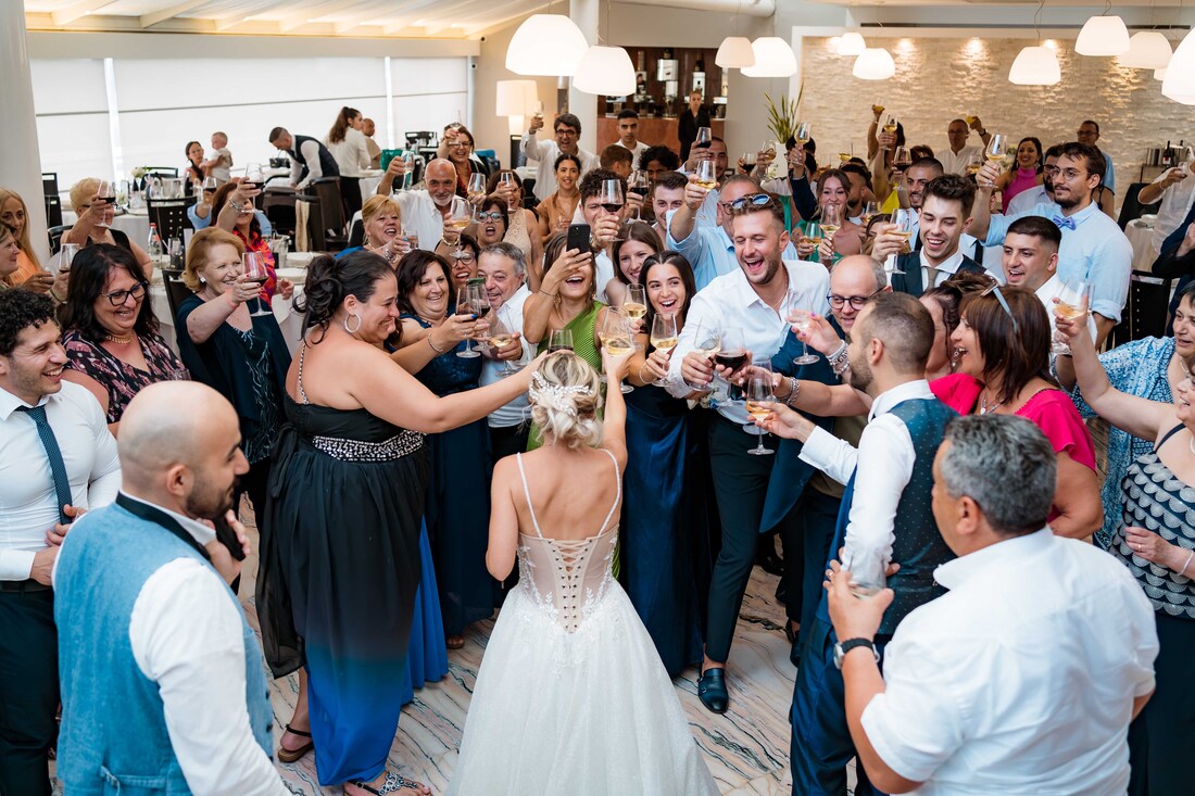 fotografo di matrimonio a Salerno - lancio bouquet sposa